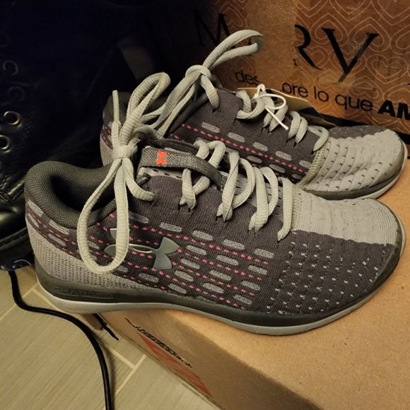 UNDER ARMOR Other - Collectors U.S.A. 3.5Y UNDER ARMOR CHARGED High Performance Shoe